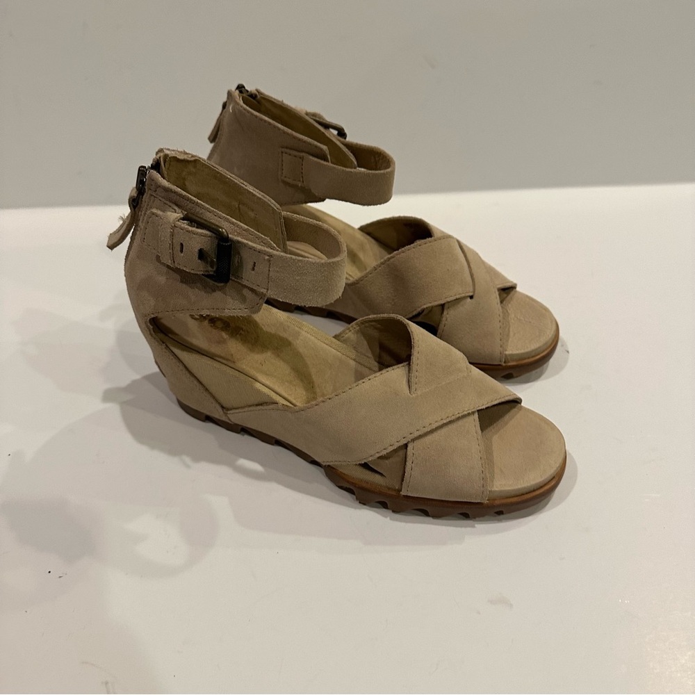 Sorel Women's Joanie II Beige Wedge Sandal - Picture 2 of 7